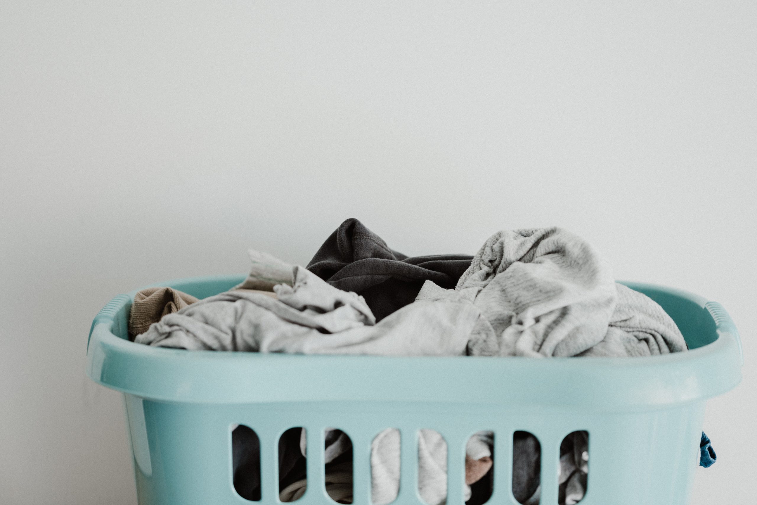 Corbeille à linge avec du linge à l'intérieur