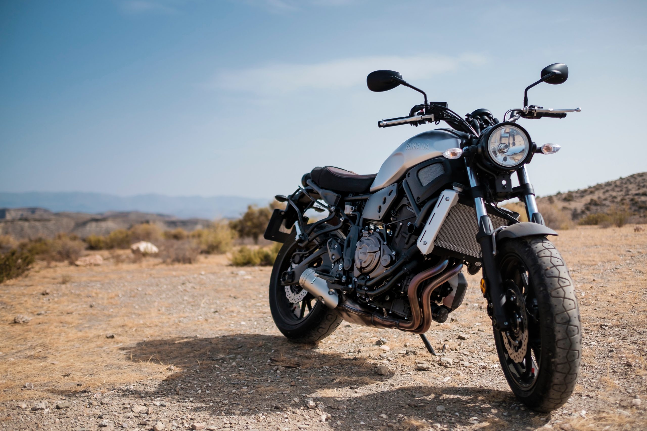 Moto Yamaha sur un chemin de terre