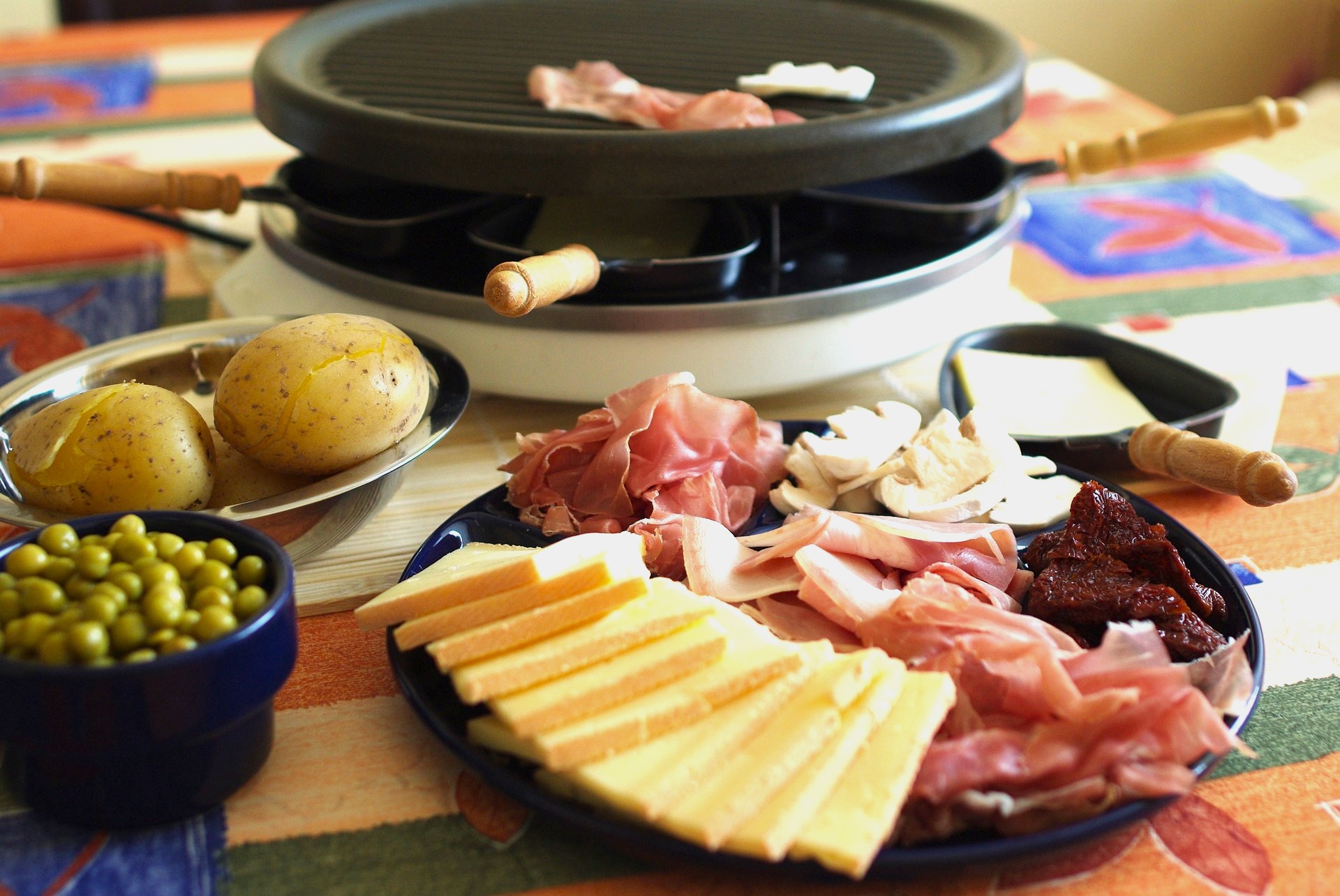Table avec une machine à raclette.